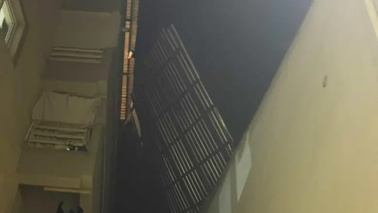 İnegöl'de lodos çatıyı uçurdu!