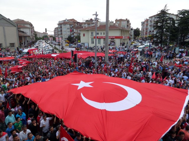 İnegöl'de Binlerce Kişi Şehitler İçin Yürüdü