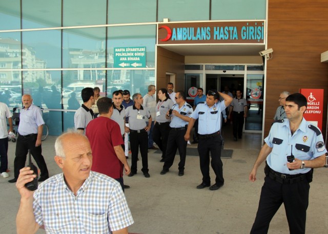 Hasta yakınları yoğun bakım ünitesini birbirine kattı