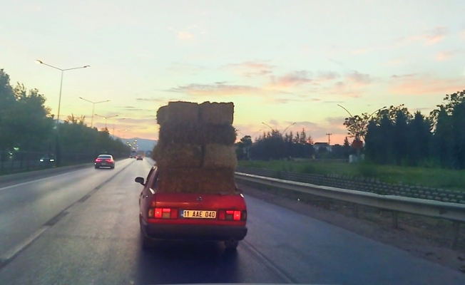 Otomobilinin üzerinde saman balyası taşıdı