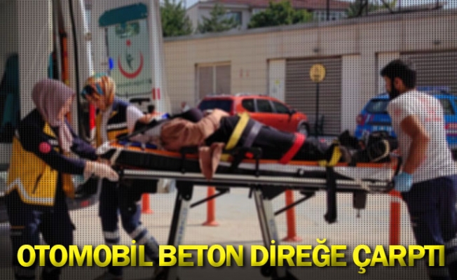 Otomobil beton direğe çarptı