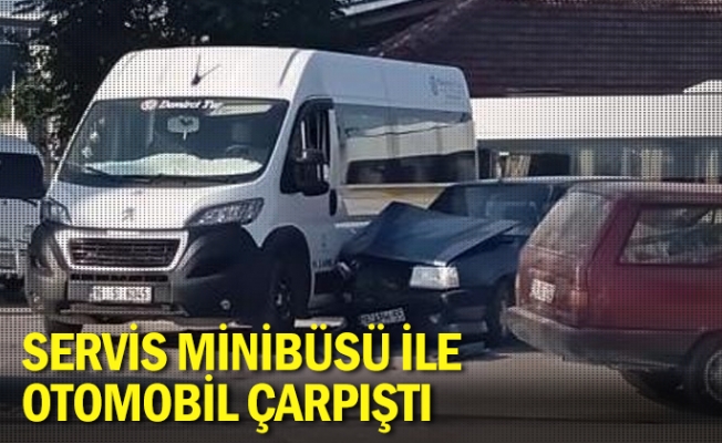 Servis minibüsü ile otomobil çarpıştı