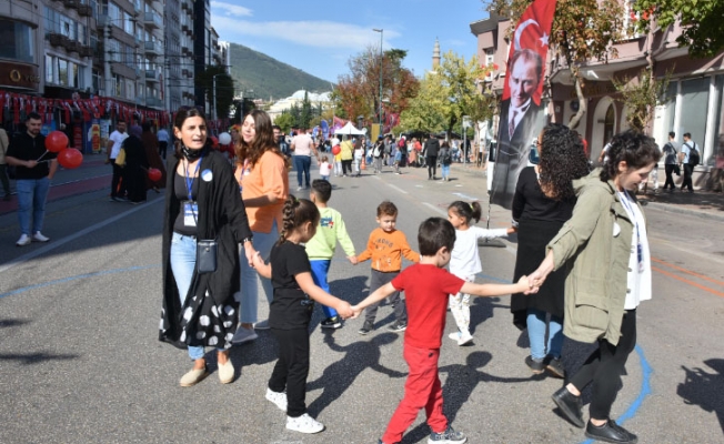 Heykel, çocuk sesleriyle şenlendi