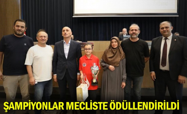 Şampiyonlar mecliste ödüllendirildi