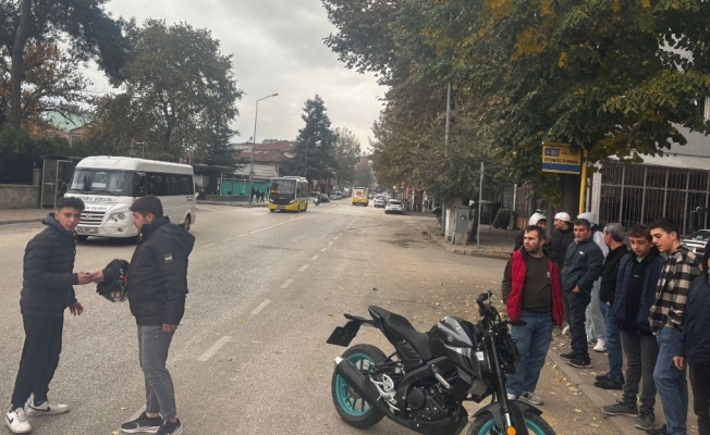 Otomobil ile çarpışan motosiklet sürücüsü yaralandı