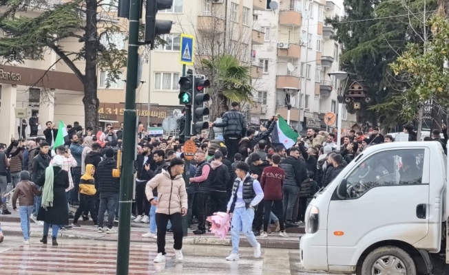 Esad rejimi kontrolü kaybetti,İnegöl'de Suriyeliler kutlama yaptı