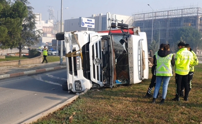 İnegöl'de sunta yüklü TIR devrildi 