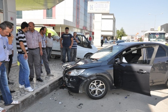 İnegöl’deki Kazalarda 5 Kişi Yaralandı