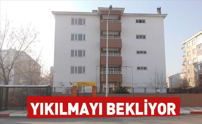 Yıkılmayı bekliyor