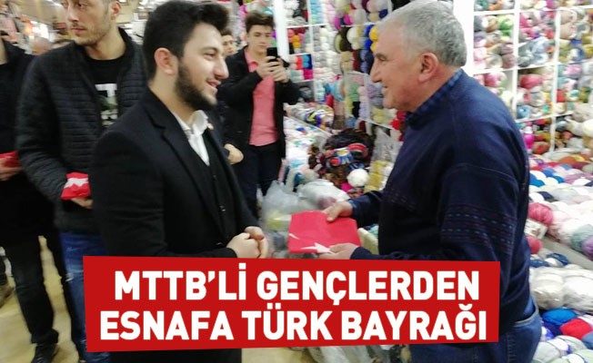 MTTB’Lİ gençlerden esnafa Türk bayrağı