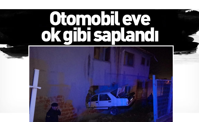 Otomobil eve daldı; 2 yaralı 