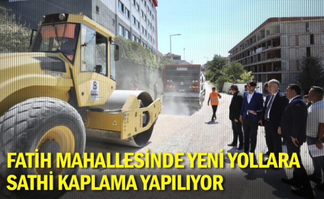 Fatih Mahallesinde yeni yollara sathi kaplama yapılıyor