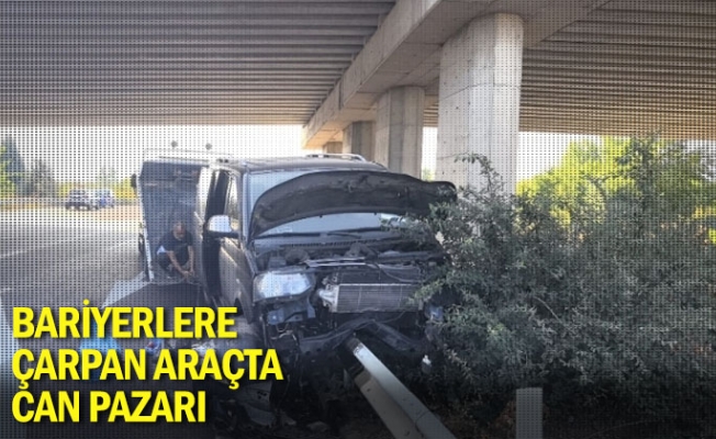 Bariyerlere çarpan araçta can pazarı