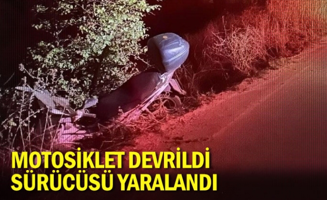 Motosiklet devrildi, sürücüsü yaralandı