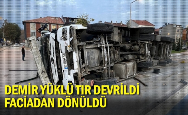 Demir yüklü TIR devrildi, faciadan dönüldü