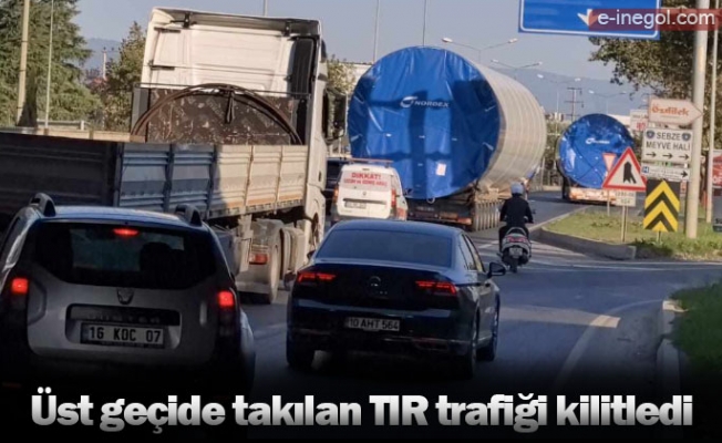 Üst geçide takılan TIR trafiği kilitledi