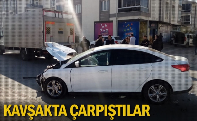 Kavşakta çarpıştılar