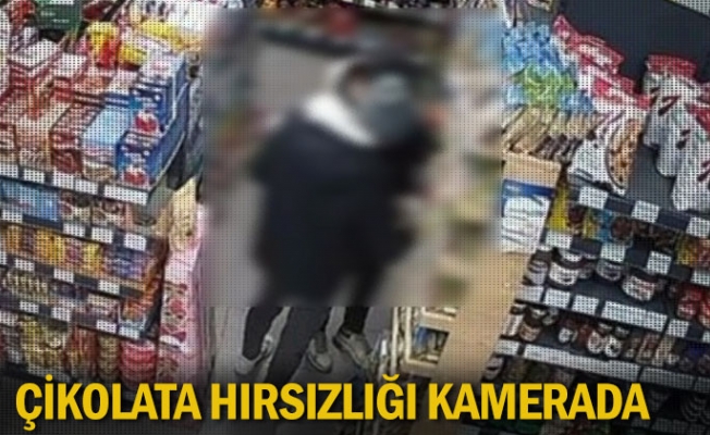 Marketten çikolata hırsızlığı kamerada