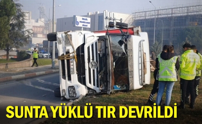 İnegöl'de sunta yüklü TIR devrildi 