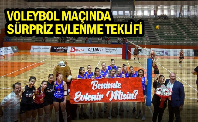 Voleybol Maçında Sürpriz Evlenme Teklifi