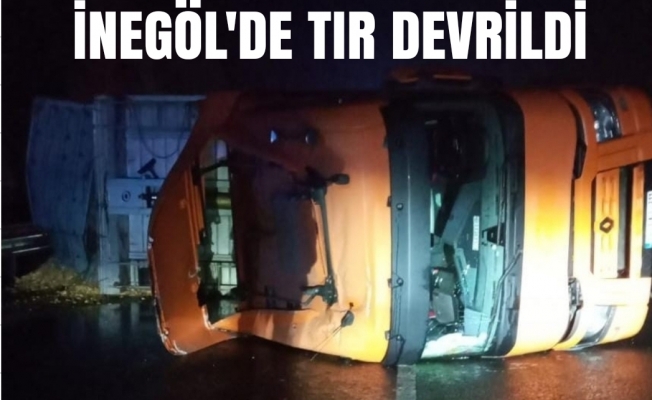 İnegöl'de TIR devrildi