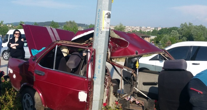 Direğe çarpan otomobil ikiye bölündü: 1 yaralı