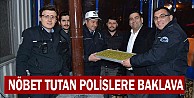 Nöbet tutan polislere baklava