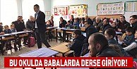 Bu okulda babalar da derse giriyor