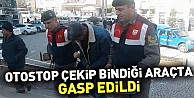 Otostop çekip bindiği araçta gasp edildi