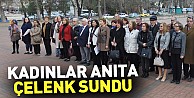 Kadınlar Anıta çelenk sundu