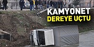 Kamyonet dereye uçtu