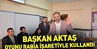 Başkan Aktaş, oyunu Rabia işaretiyle kullandı