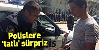 Kavga İhbarına Giden Polise Tatlı Sürpriz!