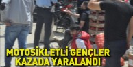 Motosikletli gençler kazada yaralandı