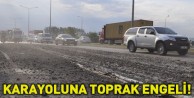 Yola dökülen toprak karayolunu kapattı