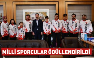 Milli sporcular ödüllendirildi