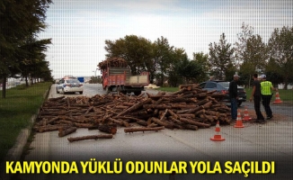 Kamyonda yüklü odunlar yola saçıldı