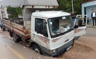 Kamyonet çöken yola düştü