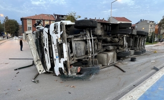 Demir yüklü TIR devrildi, faciadan dönüldü