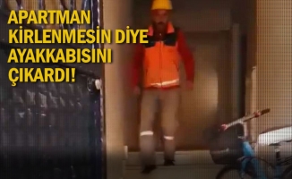 Apartman kirlenmesin diye ayakkabısını çıkardı!