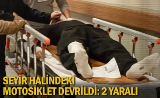 Seyir halindeki motosiklet devrildi: 2 yaralı