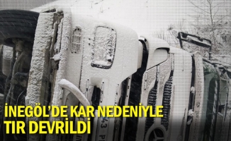 İnegöl'de kar nedeniyle tır devrildi