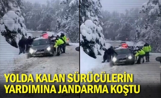 Yolda kalan sürücülerin yardımına jandarma koştu