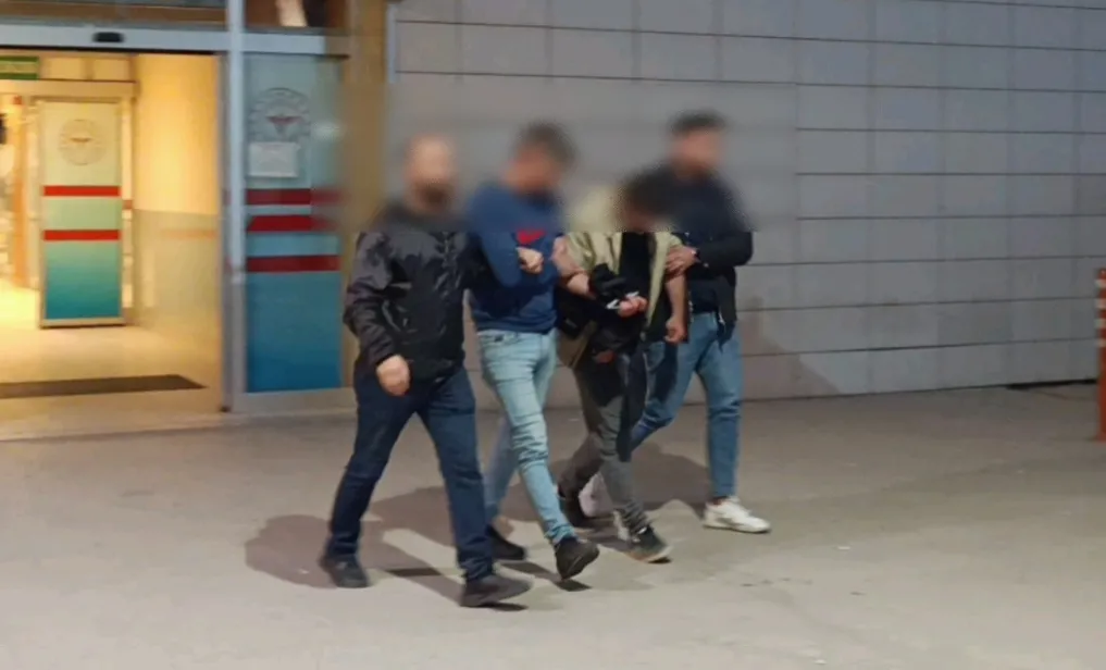 Zehir tacirleri yolda yakalandı