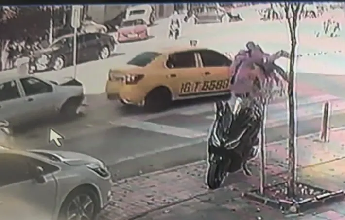 Yaya geçidinden geçerken ölümden döndüler