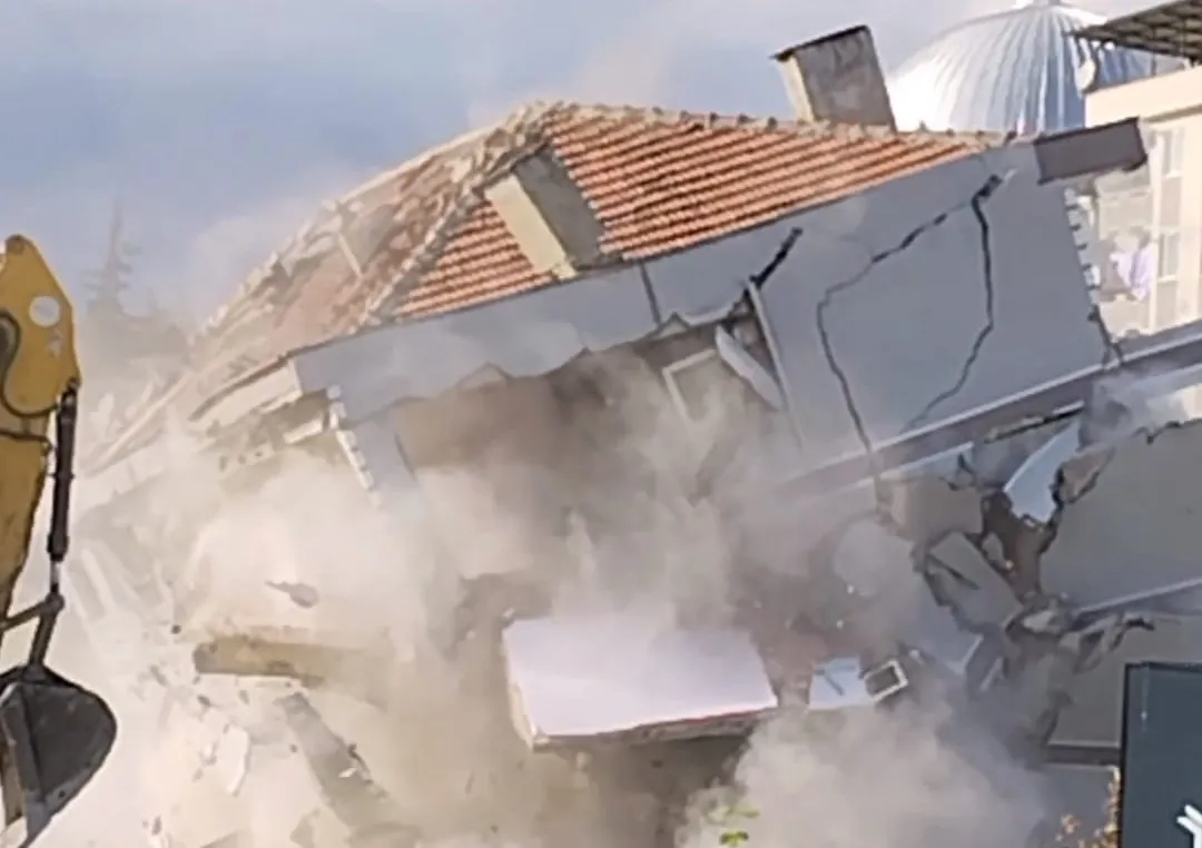 Yıkım çalışması yapılan binanın çökme anı kameraya yansıdı