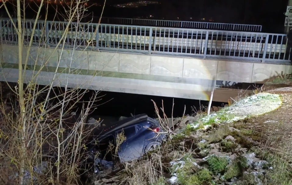 İnegöl'de otomobil dereye uçtu!