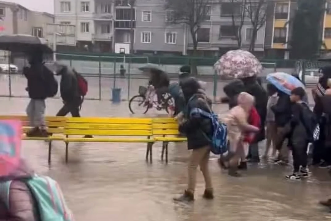 Sağanak yağış, okul bahçesini göle çevirdi