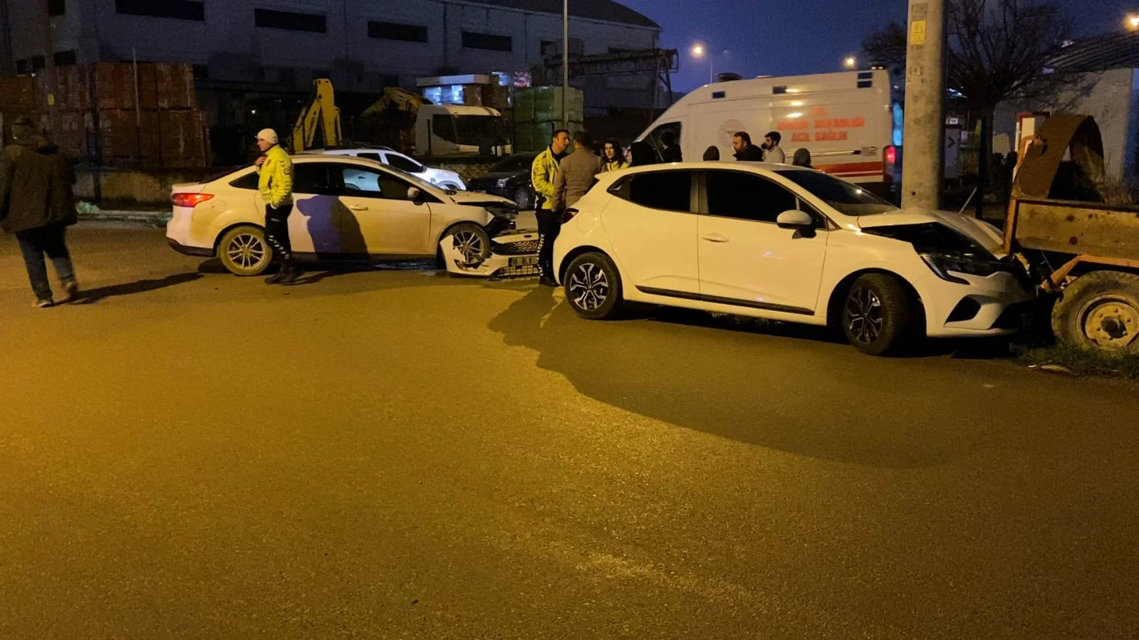 Otomobiller carpıştı! Yaralılar var...