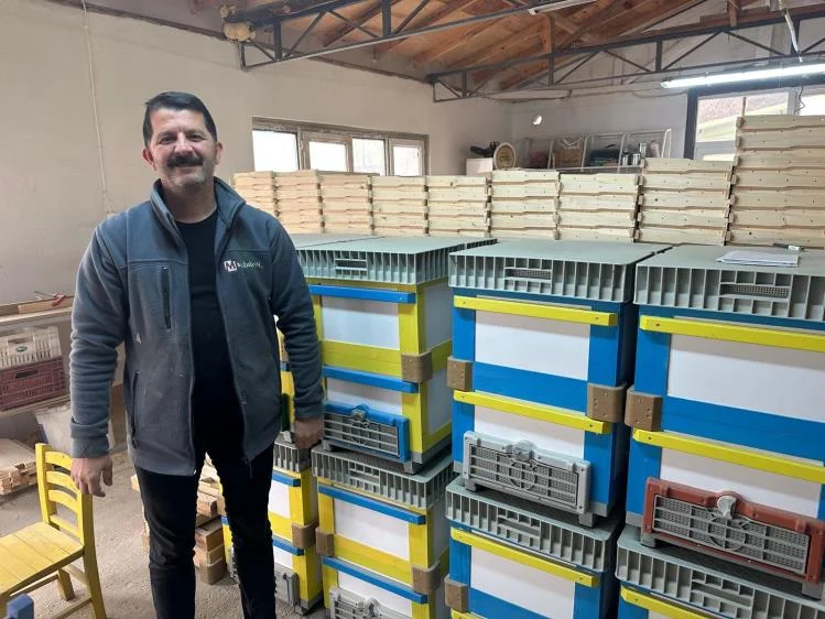 Rengarenk arı kovanları üretiyor
